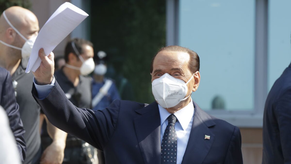 Former Italian Leader Berlusconi Leaves Hospital After Covid 19 Battle Los Angeles Times