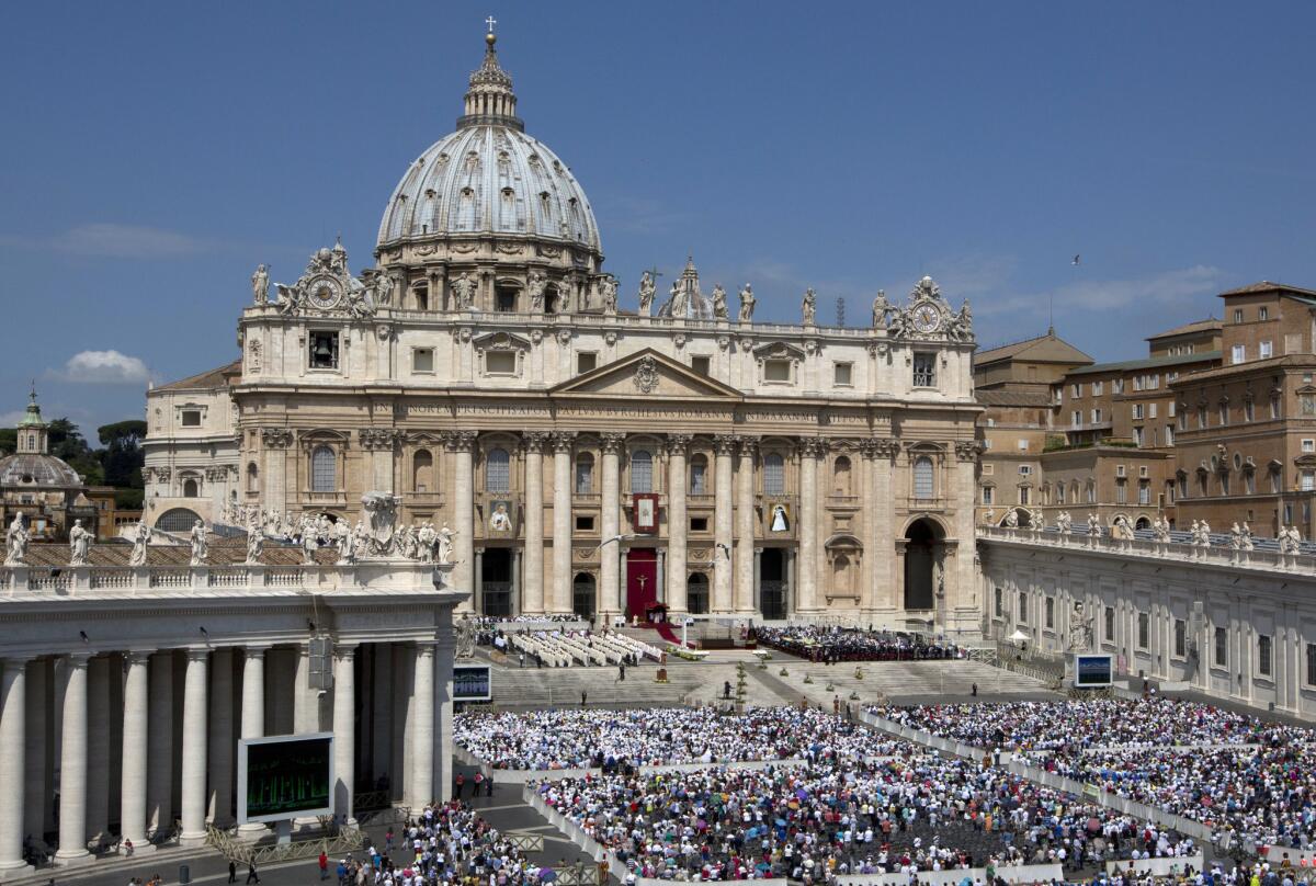 Una vista general de la Plaza de San Pedro, en el Vaticano, durante una ceremonia de canonización encabezada por el papa Francisco el domingo 5 de junio de 2016. (Foto AP/Alessandra Tarantino)