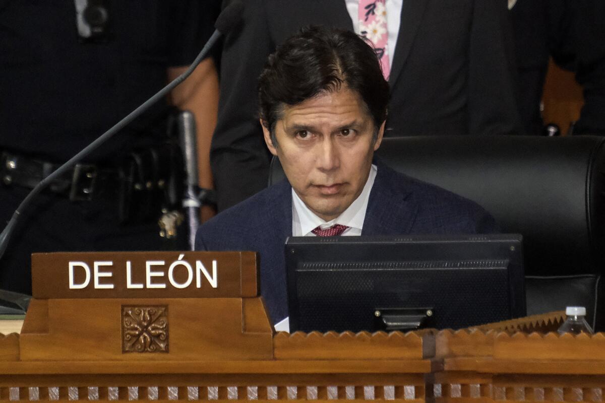 ARCHIVO - El concejal Kevin de León, del condado Los Ángeles, permanece en su escaño 