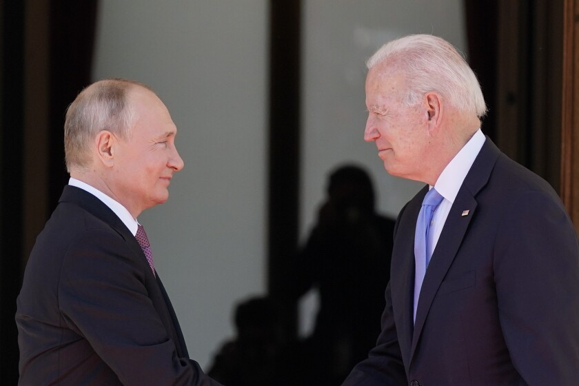 ARCHIVO - El presidente Joe Biden y el mandatario ruso Vladimir Putin, izquierda, llegan para reunirse en Villa la Grange en Ginebra, Suiza, el 16 de junio de 2021. (AP Foto/Patrick Semansky, Archivo)