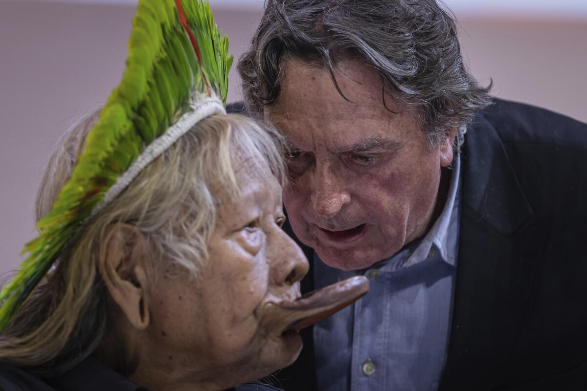 ARCHIVO - El jefe indígena Raoni Metuktire, a la izquierda, y el cineasta belga Jean-Pierre Dutilleux, l