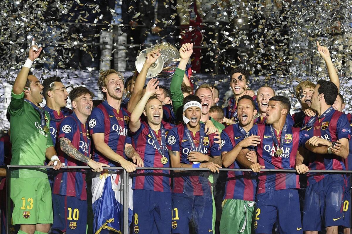Jugadores del Barcelona celebran con el trofeo de la UEFA Champions League en el Olympic Stadium de Berlín.