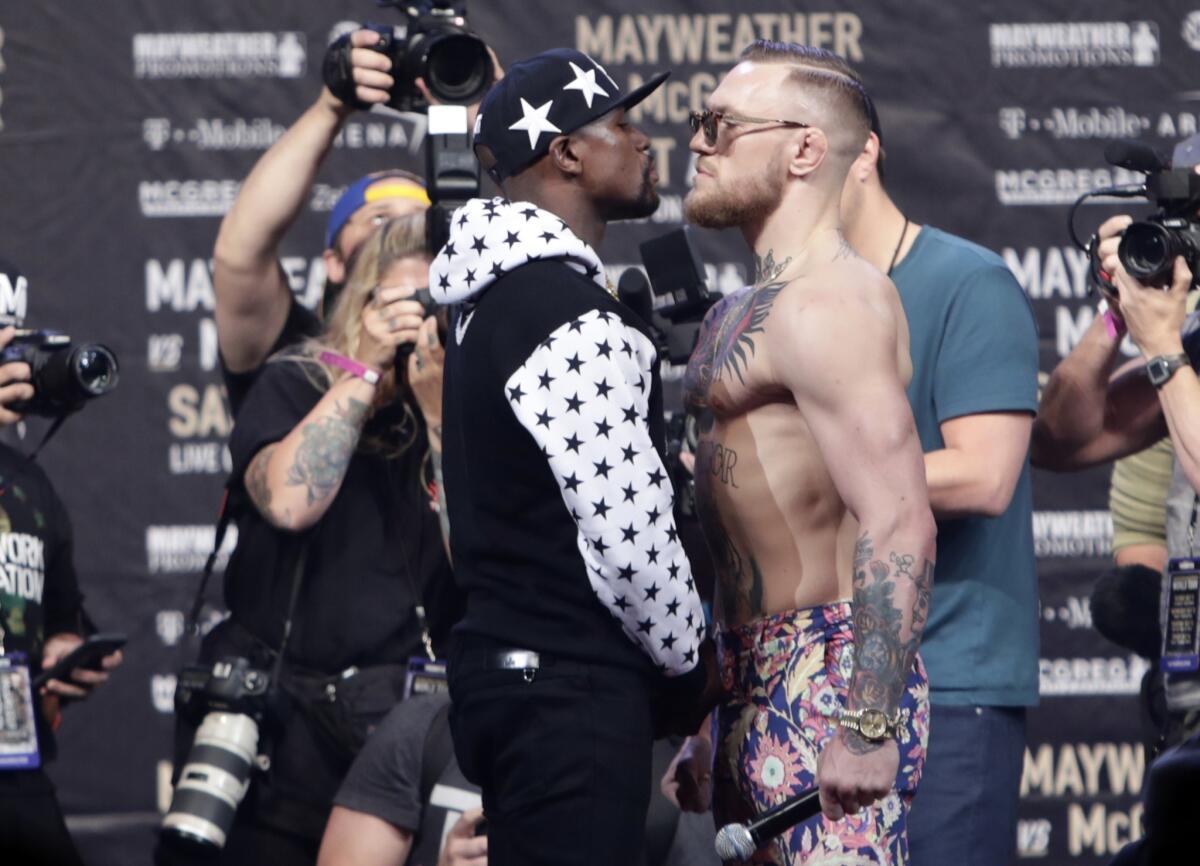 Floyd Mayweather Jr., izquierda, y Conor McGregor.