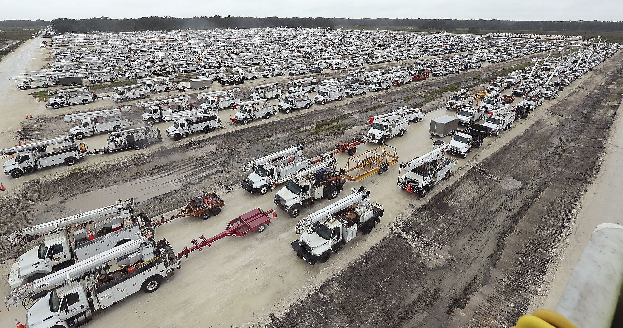 Des camions utilitaires sont mis en scène dans un lot rural dans les villages du comté de Sumter, en Floride.