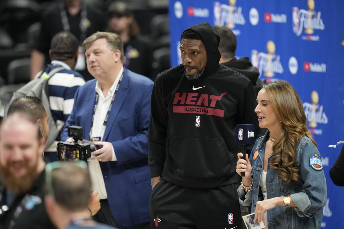 Udonis Haslem, alero del Heat de Miami, es entrevistado antes de una práctica, el miércoles 31 de mayo de 2023