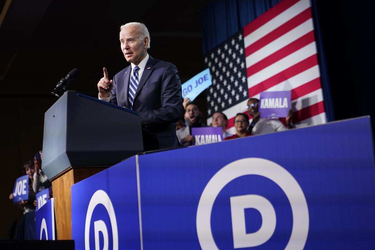 El presidente Joe Biden pronuncia un discurso durante la reunión invernal del Comité Nacional Demócrata en Filadelfia