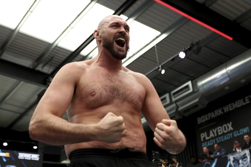 El boxeador británico Tyson Fury durante un entrenamiento para la prensa y aficionados el martes 19 de abril de 2022, en Londres. (AP Foto/Ian Walton)