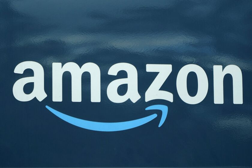 El logo de Amazon en un camión de la compañía en Boston el 1 de octubre de 2020. (Foto AP /Steven Senne)