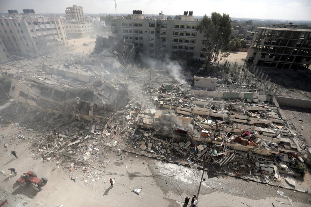 Vista de edificios destruidos tras ataques aéreos israelíes en Ciudad de Gaza, 
