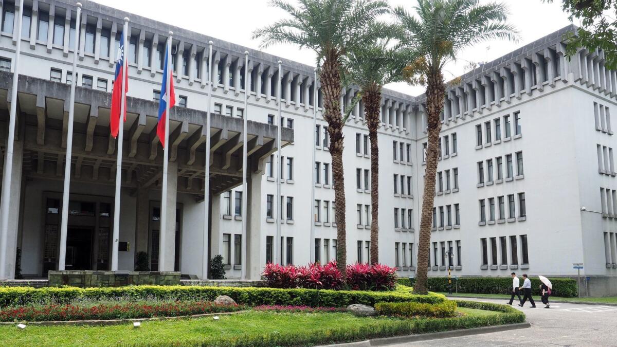 The Foreign Ministry in Taipei is warning Taiwanese living abroad of scam artists claiming to represent the governments of Taiwan or China.