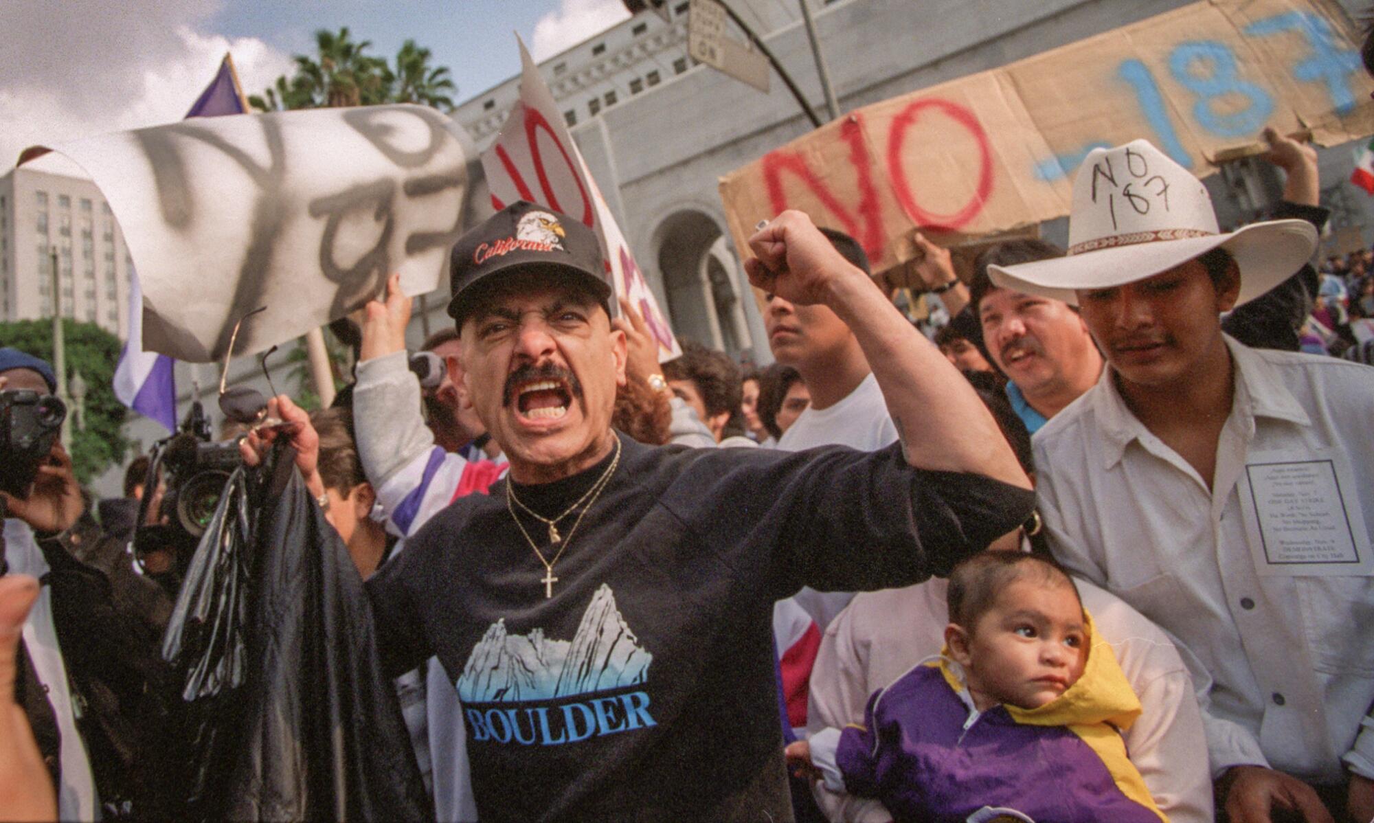 Manifestantes contra la marcha de la Proposición 187 frente al Ayuntamiento de Los Ángeles el 7 de noviembre de 1994.