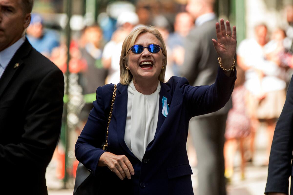 La candidata presidencial demócrata Hillary Clinton saluda al salir de un edificio de departamentos el domingo 11 de septiembre de 2016, en Nueva York. (AP Foto/Andrew Harnik)