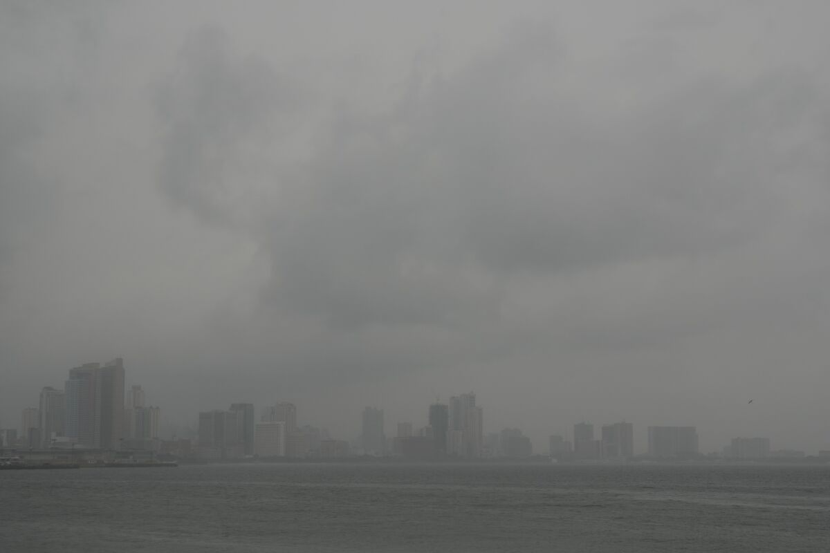 La lluvia empieza a caer mientras el tifón Noru se acerca a Manila, Filipinas, 