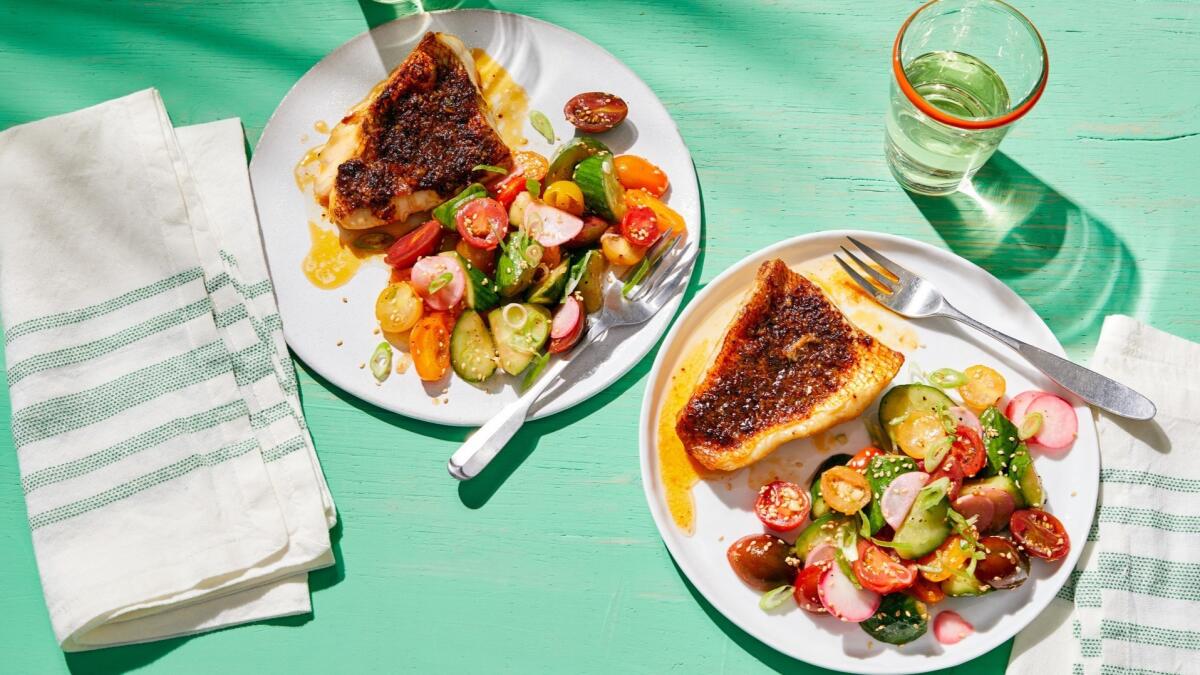 Filetes de pargo rojo, ennegrecidos con mantequilla de chile coreano y servidos con verduras crujientes en escabeche. Comida diseñada por Ben Mims, con Julie Giuffrida en Proplink Tabletop Studio en el centro de Los Ángeles.