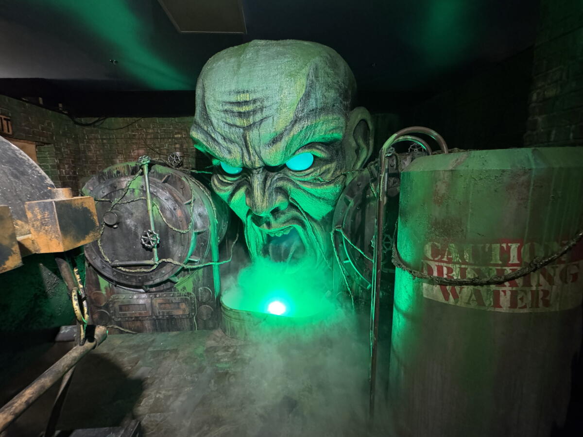 A look inside Knott's Scary Farm's "Room 13" maze.