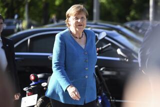La excanciller alemana Angela Merkel llega a la fiesta de despedida de Jurgen Trittin, miembro del Parlamento alemán, en Berlín, el lunes 13 de mayo de 2024. (Britta Pedersen/dpa vía AP)