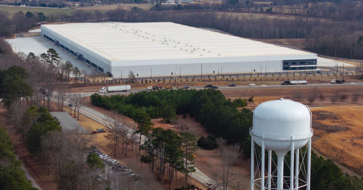 Colaborador: A ICE está literalmente desperdiçando bilhões com o pessoal do armazém. Em armazéns