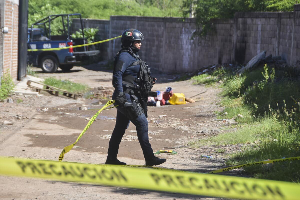 La policía trabaja en el área 