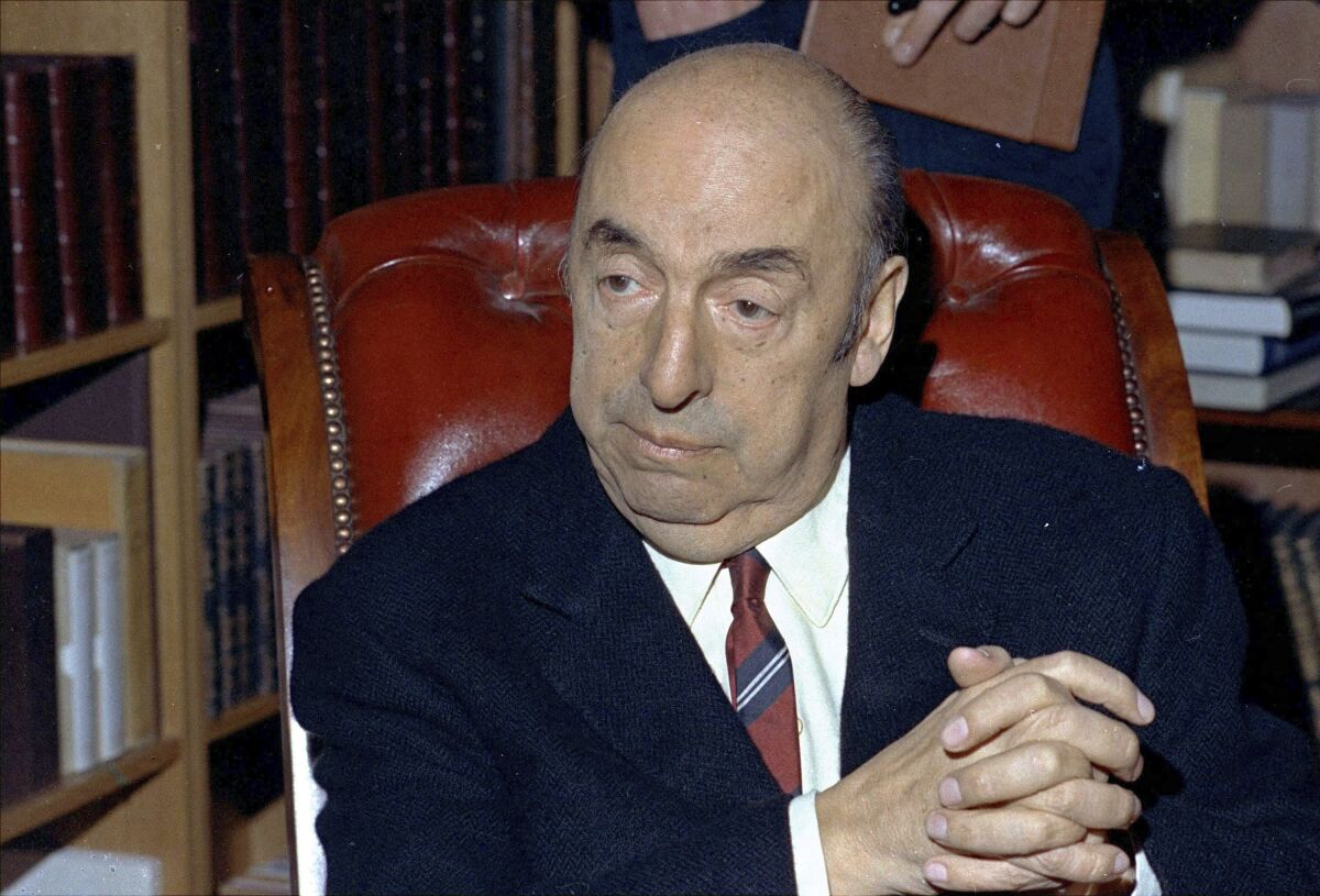  En esta foto de archivo del 21 de octubre de 1971, el poeta ganador del Premio Nobel Pablo Neruda 