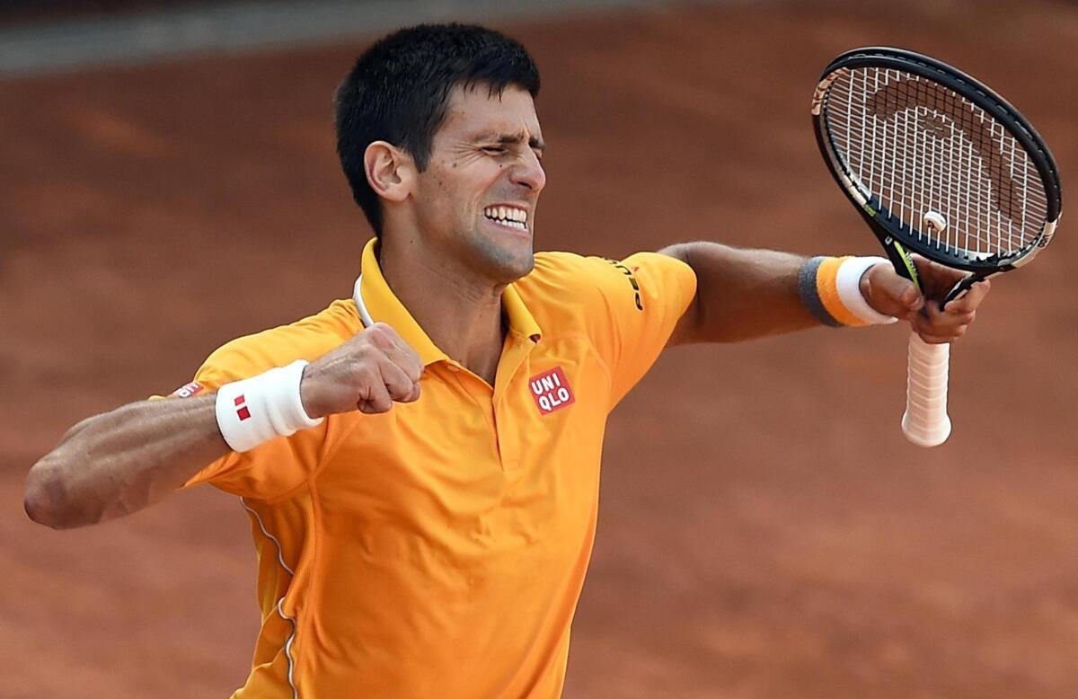 Novak Djokovic celebra tras vencer a Roger Federer, en Roma.