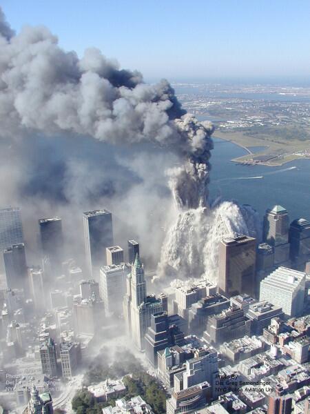 La Policía de Nueva York da a conocer en 2010 una foto de la caída de una de las torres tras el choque de un avión en septiembre de 2001. AP