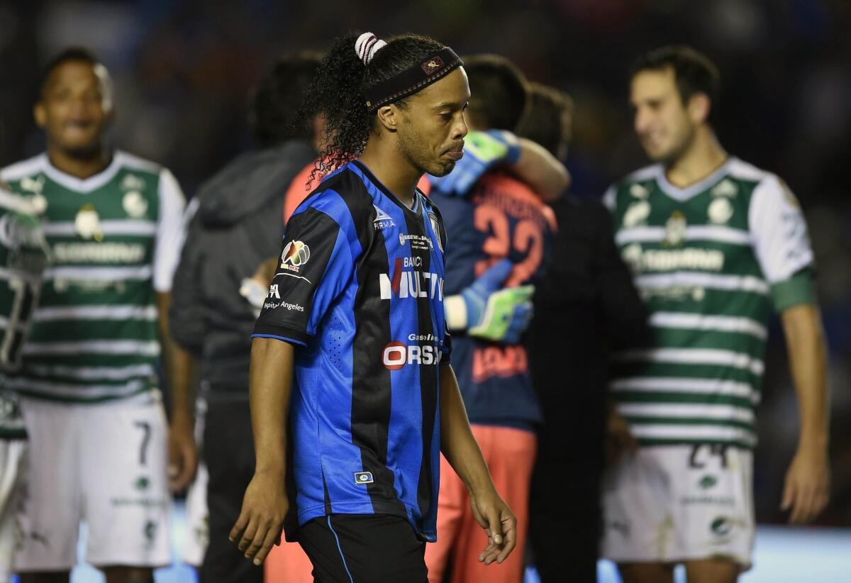 Ronaldinho (C) dejó a los Gallos Blancos.