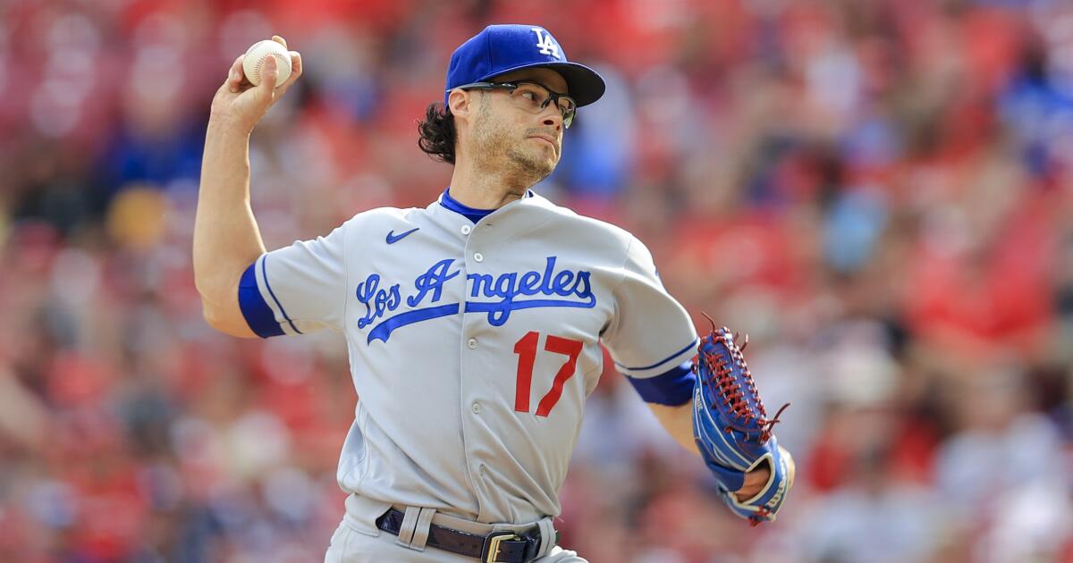 AP source: Joe Kelly, Dodgers agree to 3-year contract