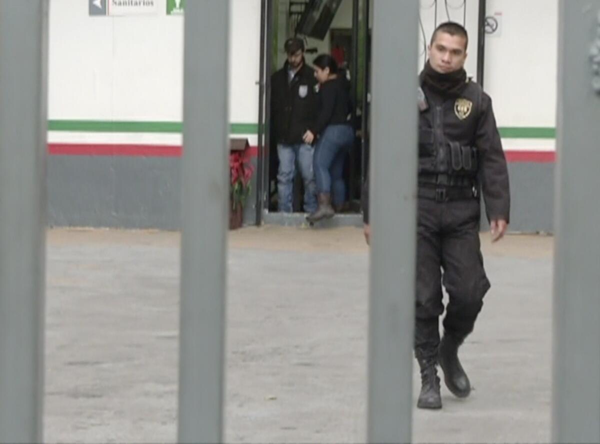 El joven estadounidense Ethan Couch, al fondo, durante su transcurso por un centro de detención en la ciudad de Guadalajara, estado de Jalisco, México, el miércoles 30 de diciembre de 2015. Couch se encontraba el jueves en la Estación Migratoria Las Agujas, en la ciudad de México. Couch pretende impugnar su deportación a Estados Unidos, donde estaba en libertad condicional en un caso en el que murieron cuatro personas en un accidente vial cuando él manejaba ebrio. Su defensa había argüido en Estados Unidos que sufría "affluenza" un problema de comportamiento también conocido o "el síndrome del niño rico". (Vía AP Foto/TV Azteca)