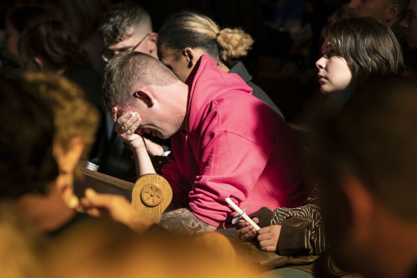 R.J. Lewis llora sobre las bancas de la iglesia unitaria All Souls al inicio de una ceremonia en honor de las víctimas del ataque al Club Q, el domingo 20 de noviembre de 2022, en Colorado Springs, Colorado. (Parker Seibold/The Gazette vía AP)