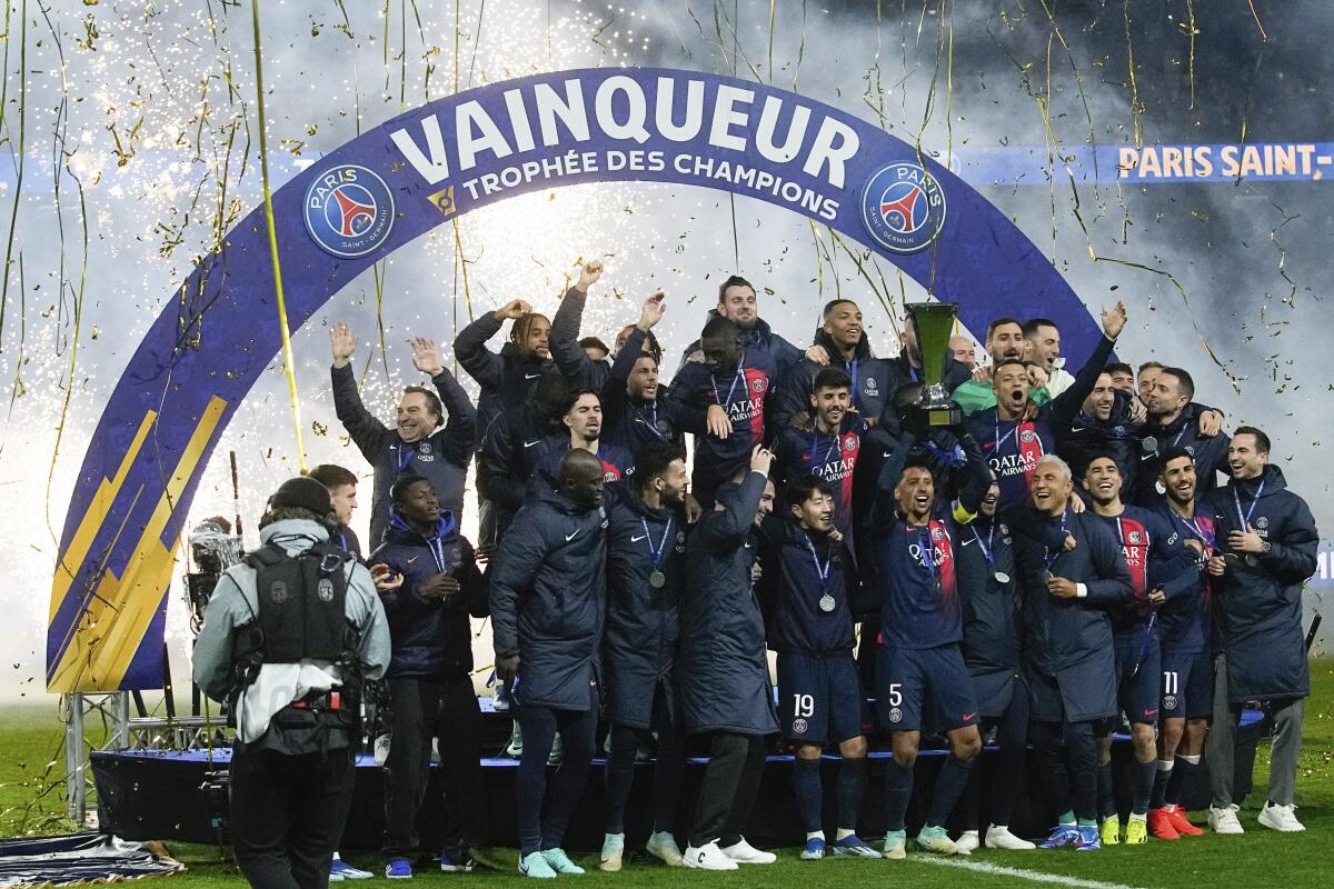 Jugadores del PSG celebran después de ganar la Supercopa de Francia