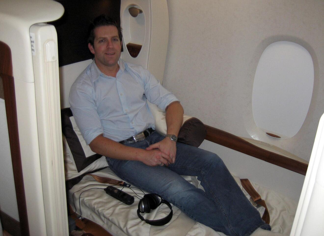 Adam McLeod, de Sydney, Australia, se relaja en su propia suite "más allá de la primera clase" en un Airbus A380 de Singapore Airlines.