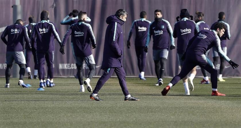 El entrenador del FC Barcelona, Ernesto Valverde, durante el entrenamiento realizado por la plantilla este mediodía en la ciudad deportiva Joan Gamper de cara al partido de la Liga de la jornada 18 que jugarán mañana frente al Getafe en la localidad madrileña. EFE