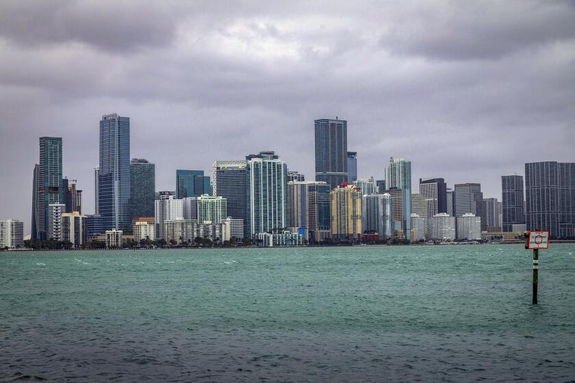 Una vista general de Miami desde el Canal Rickenbacker, el 15 de diciembre de 2023, en el sur de Florida. (Pedro Portal/Miami Herald via AP)
