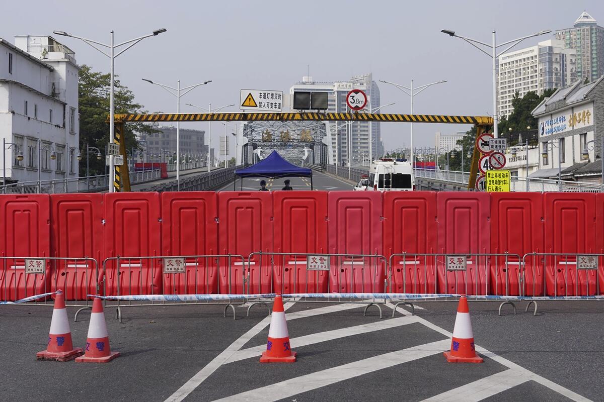 Barreras de un control de seguridad, en el distrito de Haizhu, en la ciudad de Guangzhou,