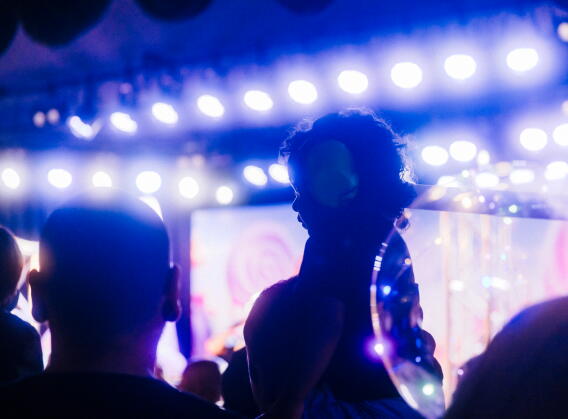 Niño Rave Lenny Pearce's baby rave: dancing toddlers, glow sticks and bass drops ...