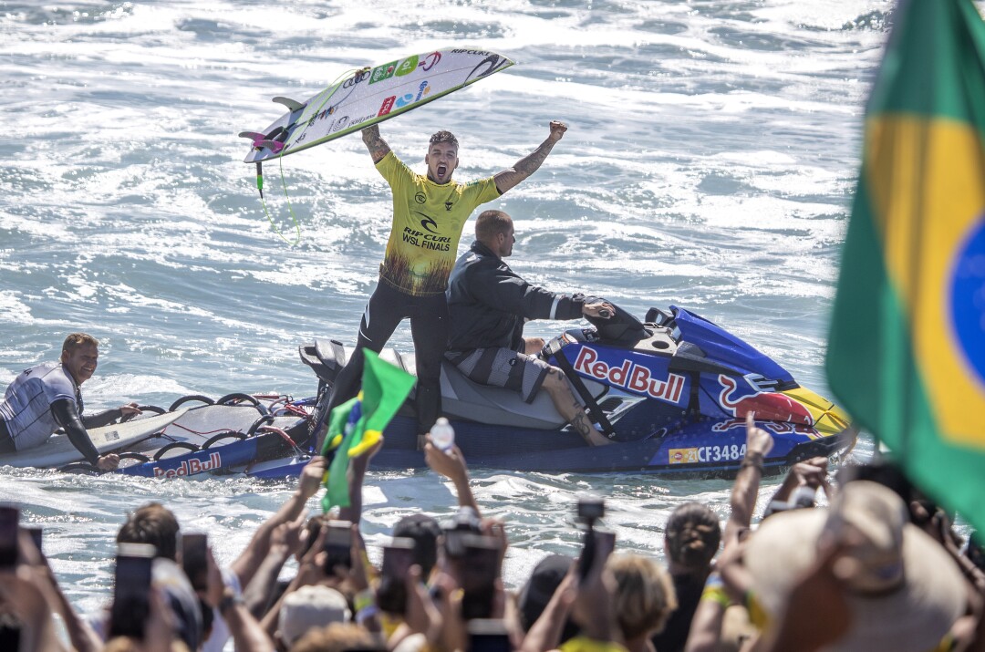  A large crowd cheers as WSL World Champion Gabriel Medina celebrates after beating fellow countryman Filipe Toledo