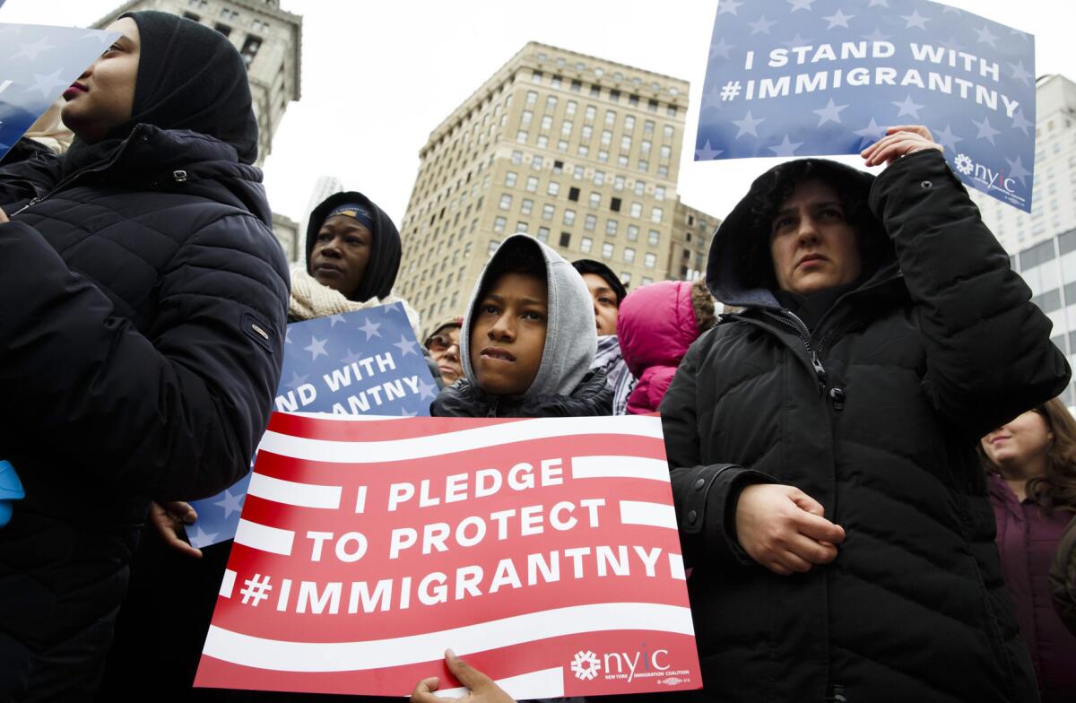 JLX03. New York (United States), 27/01/2017.- People gather for an interfaith rally to show support for the Muslim and immigrant communities in New York, New York, USA, 27 January 2017. The rally was organized in response to proposed actions by President Donald Trump. (Nueva York, Estados Unidos) EFE/EPA/JUSTIN LANE