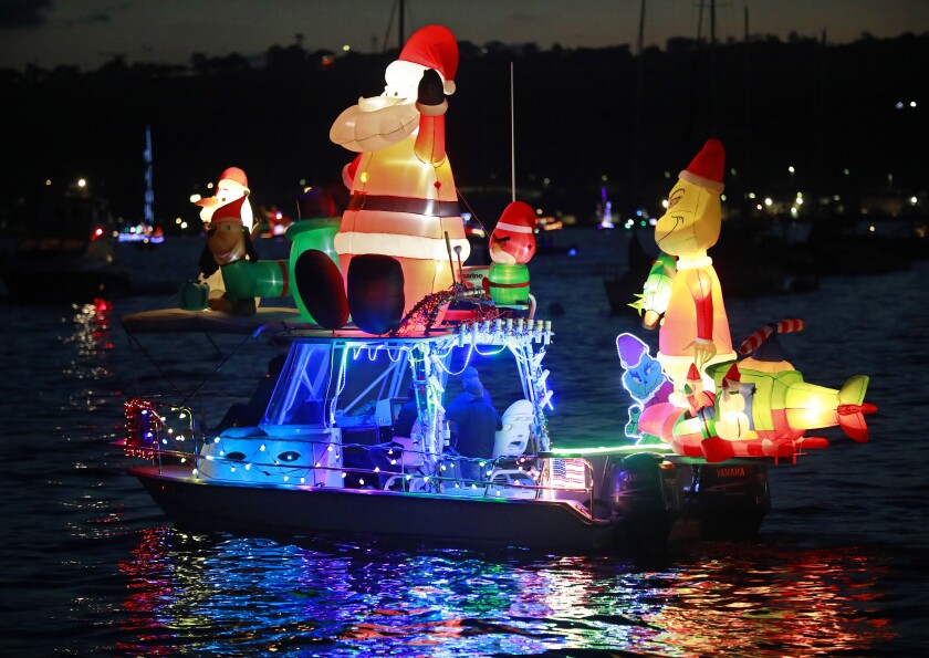 A boat decorated in Christmas lights
