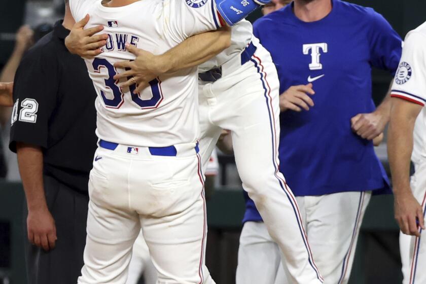 Nathaniel Lowe (30), de los Rangers de Texas, festeja la victoria sobre los Angelinos de Los ?ngeles, el sábado 18 de mayo de 2024 (AP Foto/Richard W. Rodriguez)
