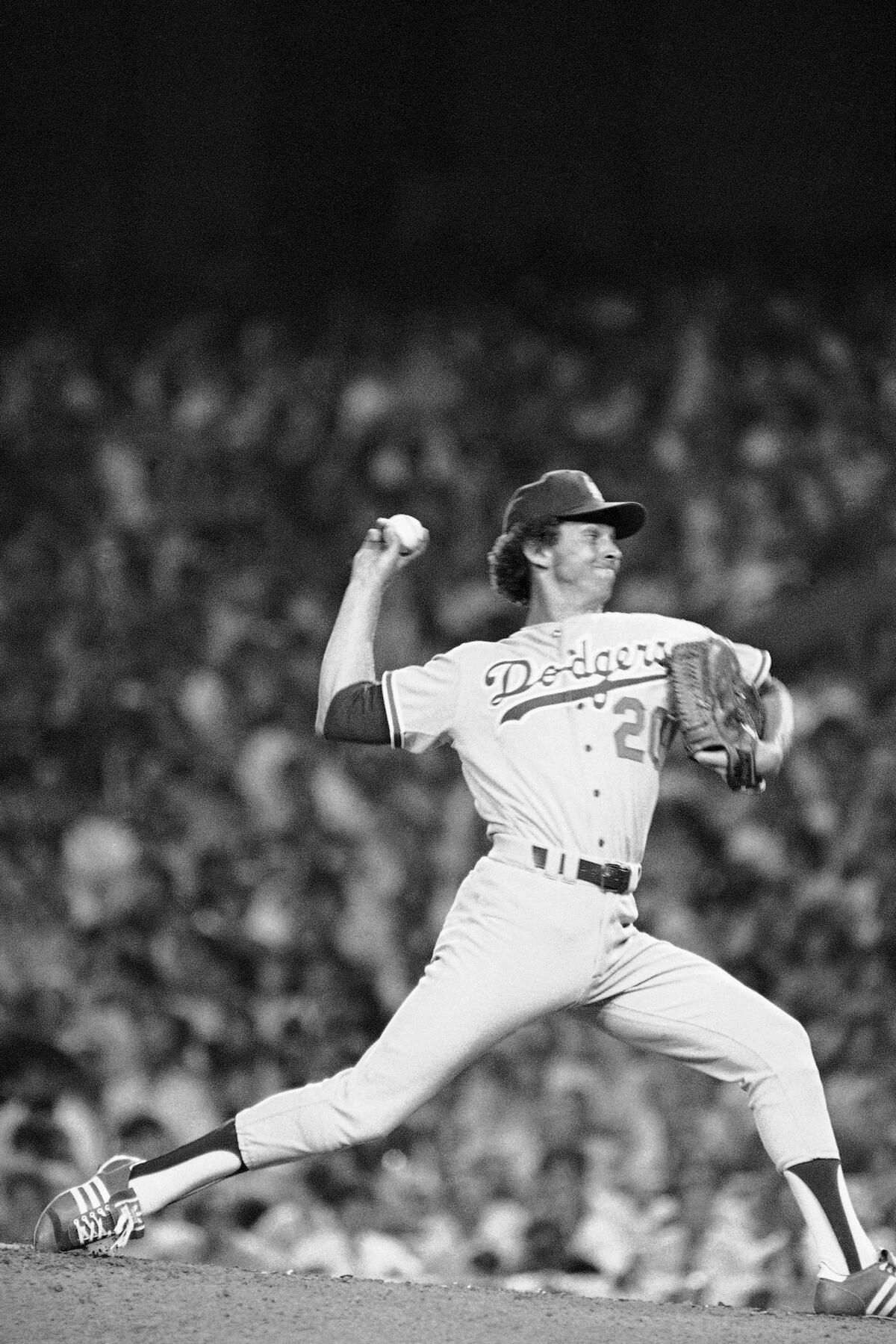 ARCHIVO - En esta foto de archivo del 20 de julio de 1977, Don Sutton, pitcher de los Dodgers de Los Ángeles