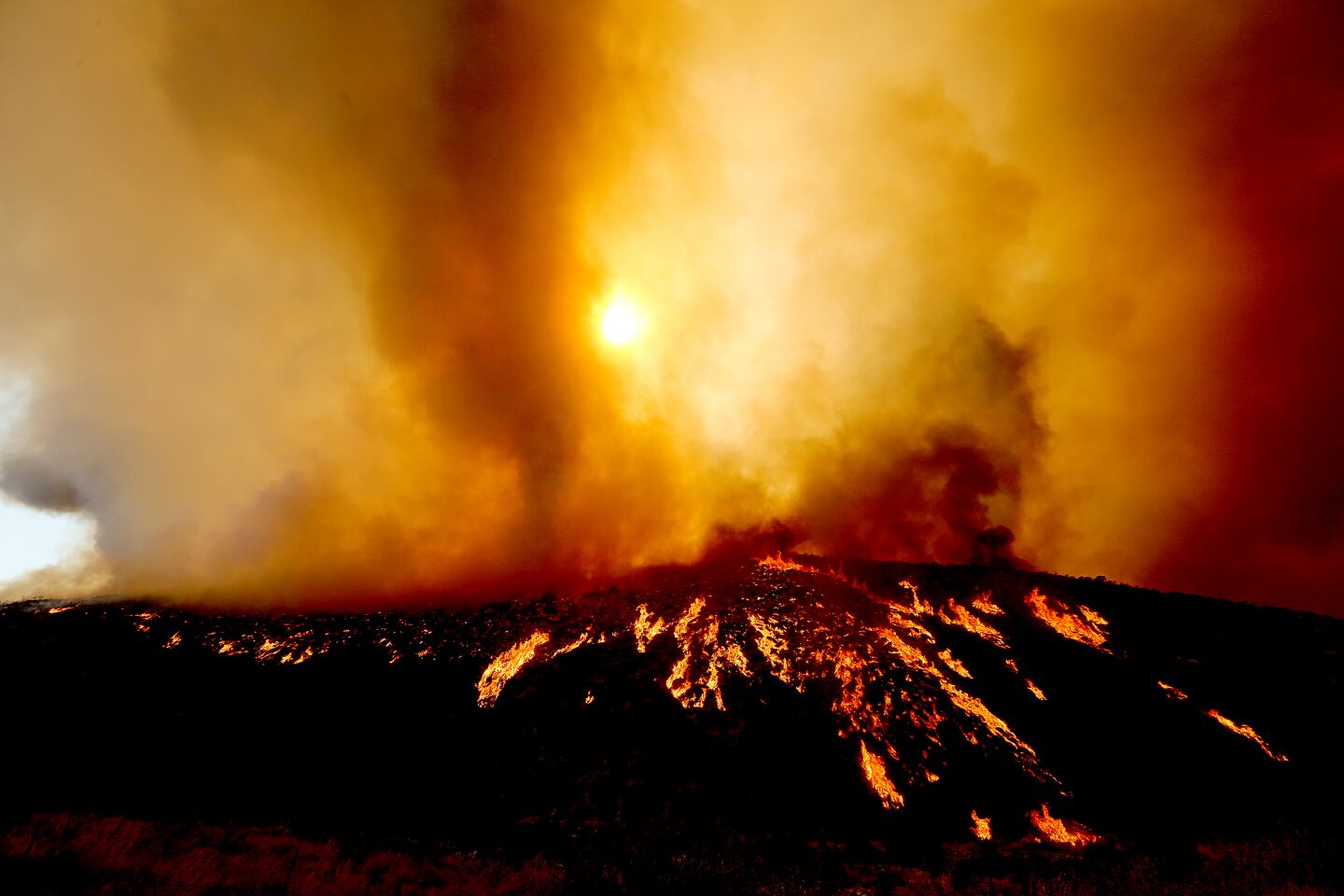 Fire tornadoes swirl in deadly Hemet blaze - Los Angeles Times