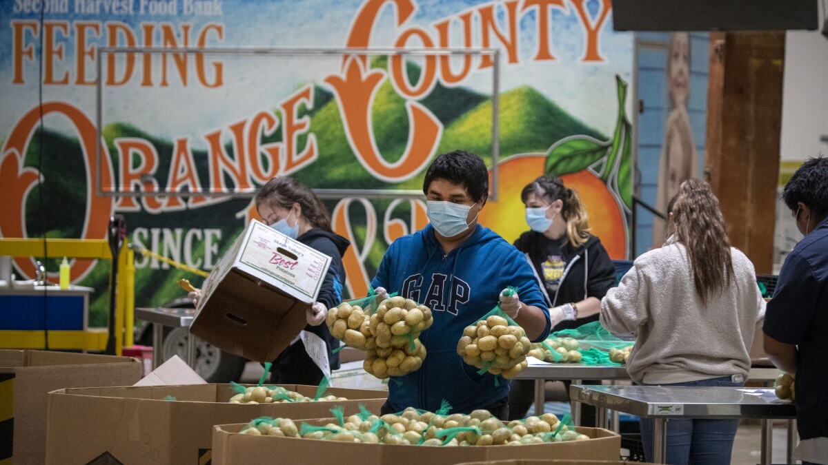 Coronavirus Orange County Food Bank Steps Up Amid Shortages Los Angeles Times