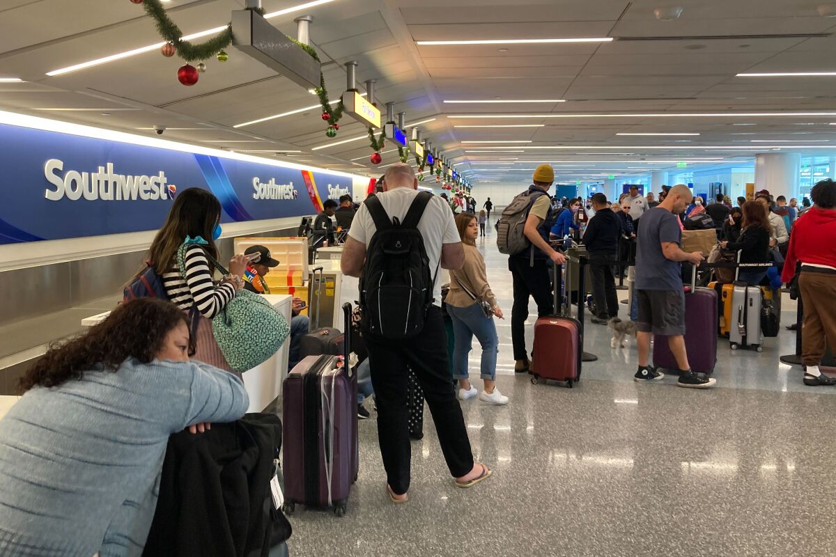 Southwest Airlines worsens, stranding passengers - Los Angeles Times