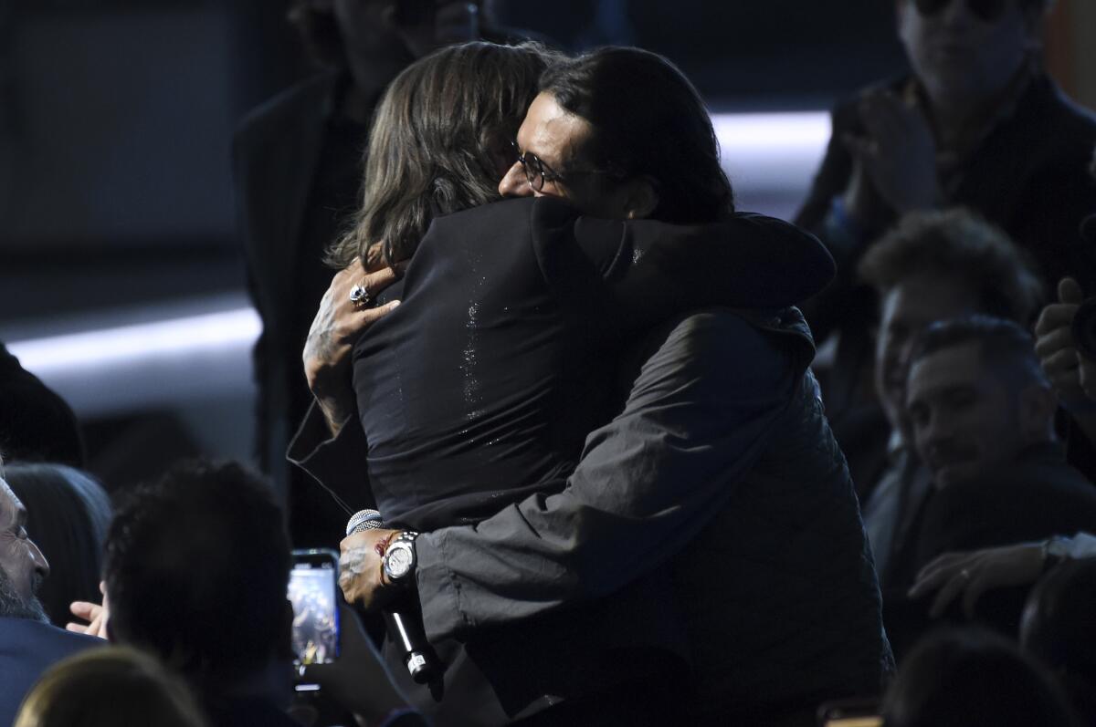 Draco Rosa abrazó a Juanes tras su tributo musical al colombiano.