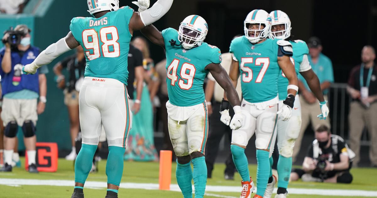 Miami Dolphins defensive tackle Raekwon Davis (98) is introduced