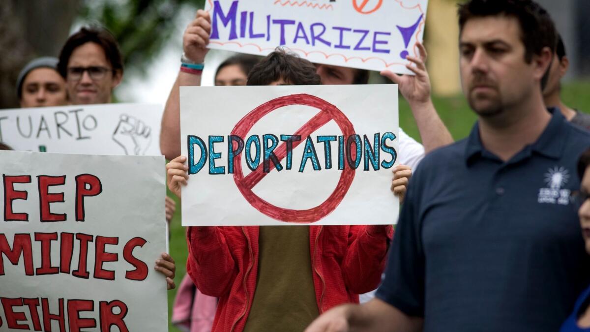 Manifestantes a favor de las familias separadas por migración en National City, California, el 6 de junio. (David Maung / EPA)
