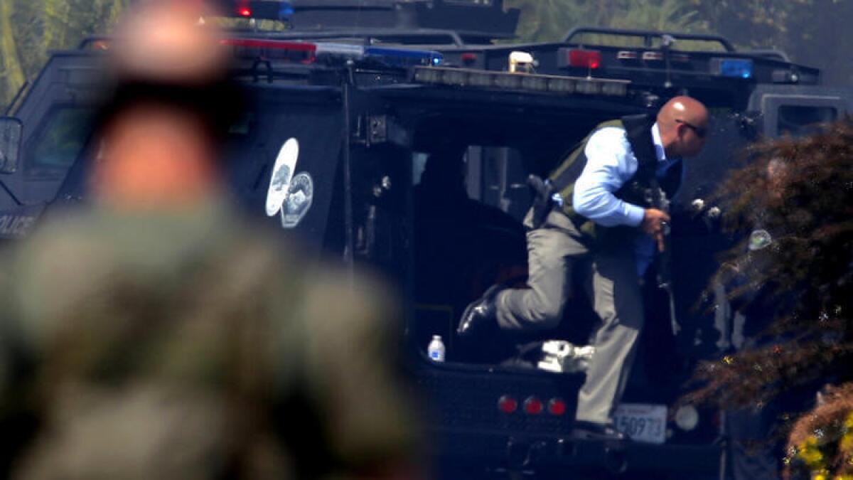 Policías rodearon el miércoles una casa de Chino, cuando un hombre realizó disparos desde el interior luego que le dieron una orden de desalojo.