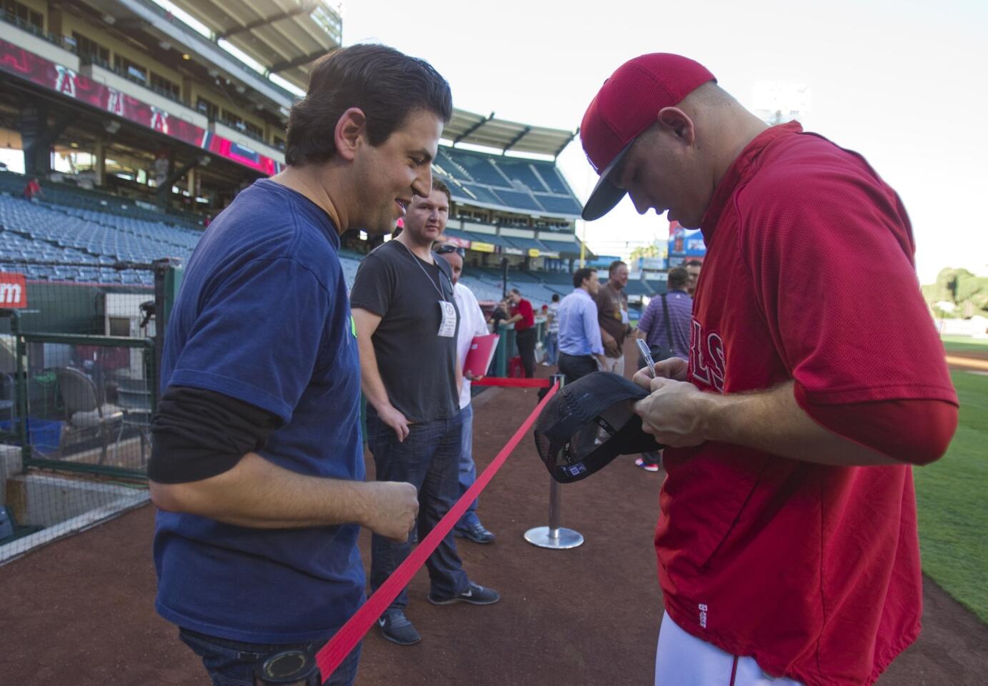 Mike Trout signs autograph