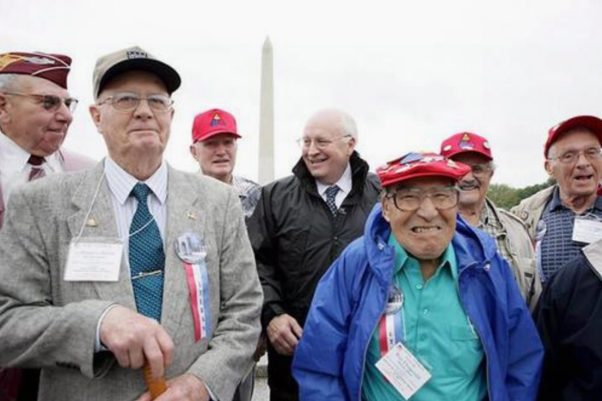 El exvicepresidente estadounidense, Dick Cheney (c), posa para los fotógrafos con veteranos del batallón armado de Infantería 526, el viernes 7 de octubre de 2005, tras una ceremonia en el monumento en memoria de la II Guerra Mundial en Washington. EFE/David Bohrer/Archivo