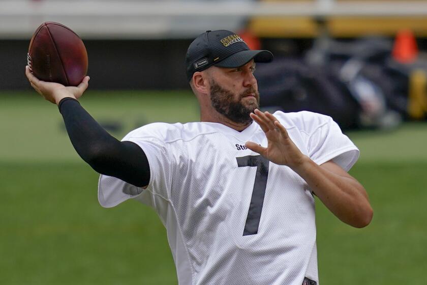 Pittsburgh Steelers quarterback Ben Roethlisberger (7) tosses a pass as he warms up.
